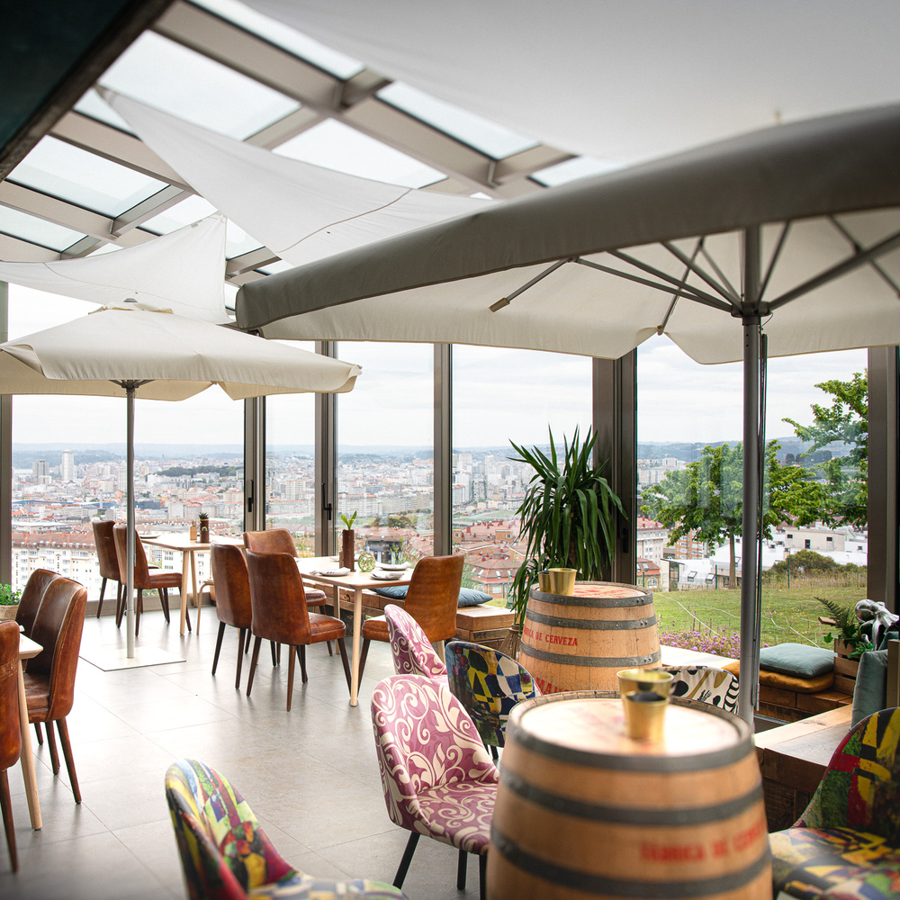 Detalle del comedor, con espectaculares vistas sobre A Coruña © Xan Dominguez/Taberna 5 Mares