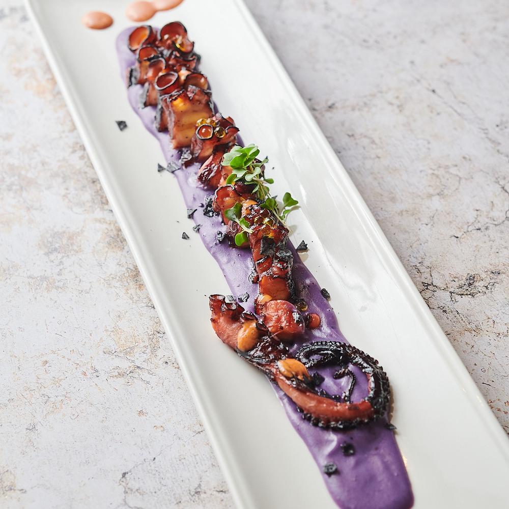 Pulpo a baja temperatura, con cremosos de patata violeta y mayonesa de pimentón rojo © L'Algadir del Delta