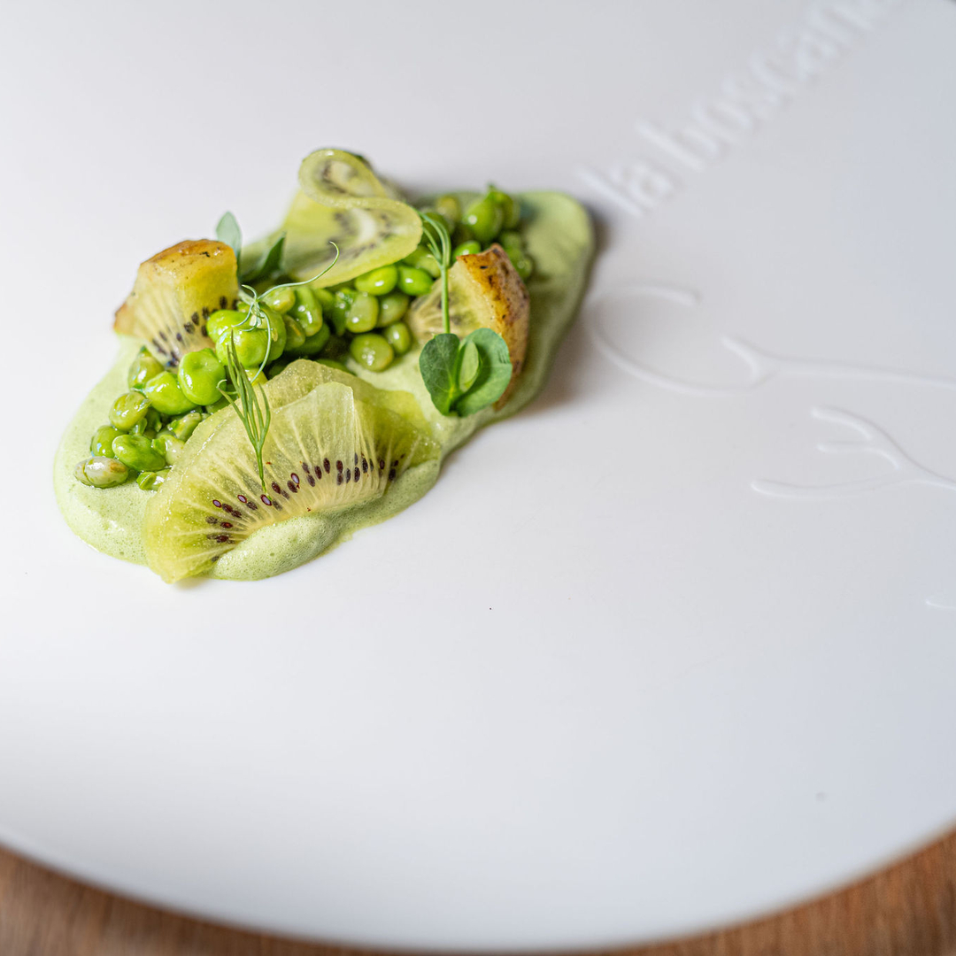 Lleida kiwi with Maresme peas, also known as green caviar. © Alexandra Balaguer/La Boscana