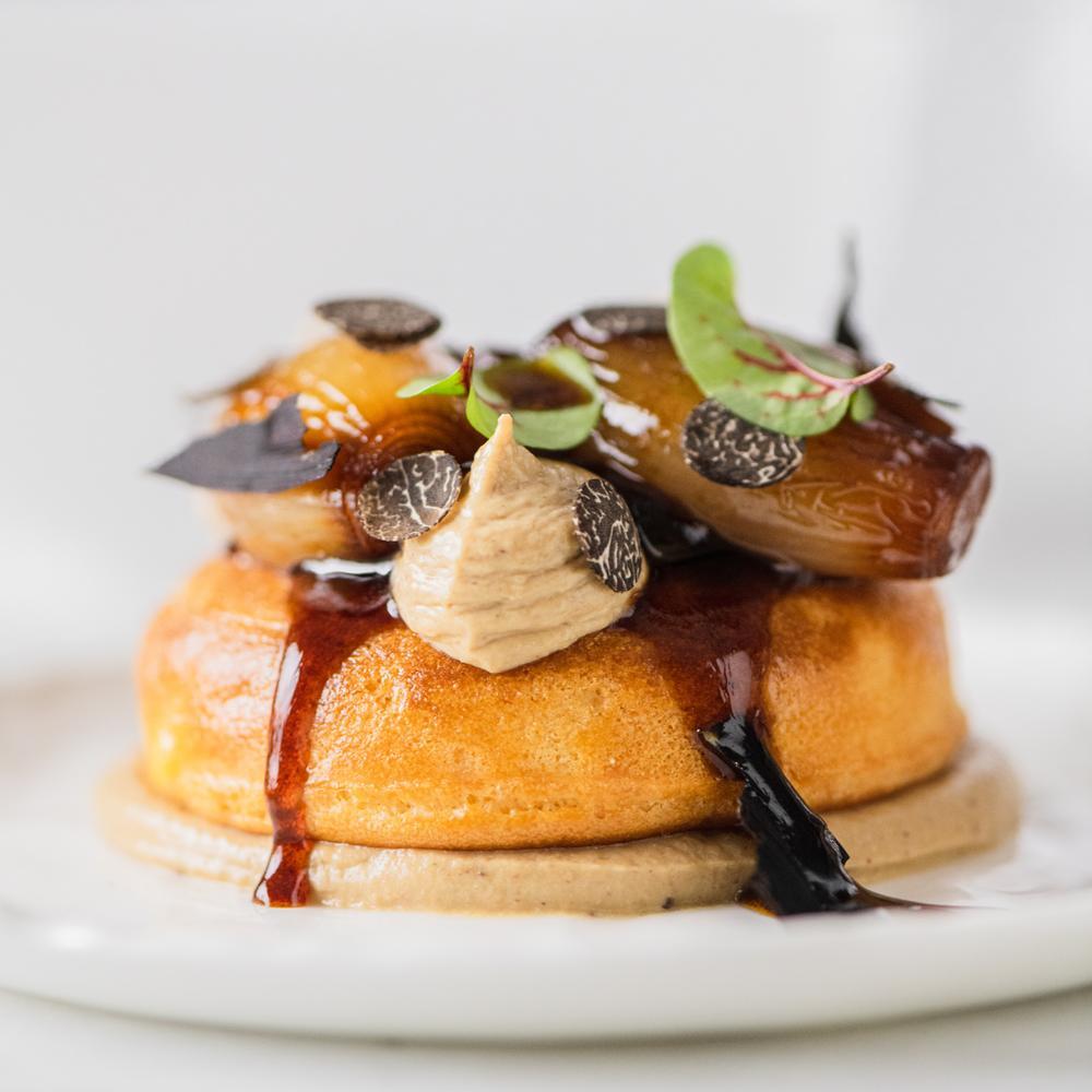 Savarin en versión salada (Parfait de foie gras /Trufa negra y cenizas de puerro/Una suave salsa elaborada a partir de la reducción del caldo de cocción de las chalotas) © Jose Salto/Playing Solo