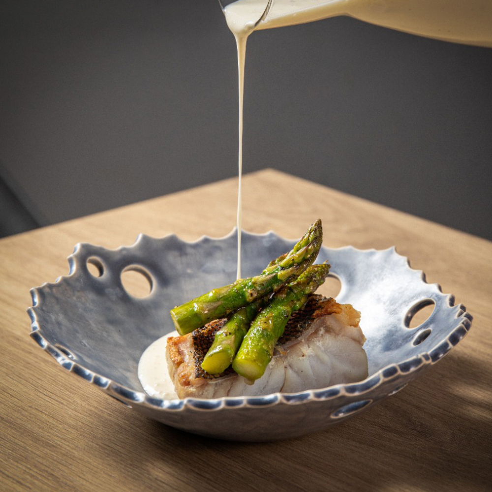 Lomo de mero asado, con jugo de sus espinas y crema de gazpachelo de espárragos © Dani Maldonado/Aire