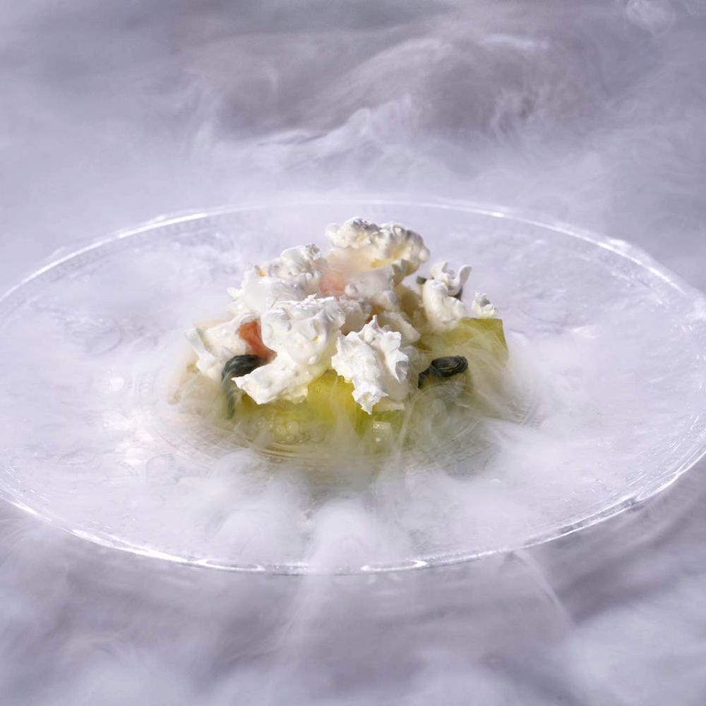 Crudités de pepino y manzana, helado de naranja, perlas de apio y palomitas de limón © Ovidio Aldegunde/Costiña/Retiro da Costiña