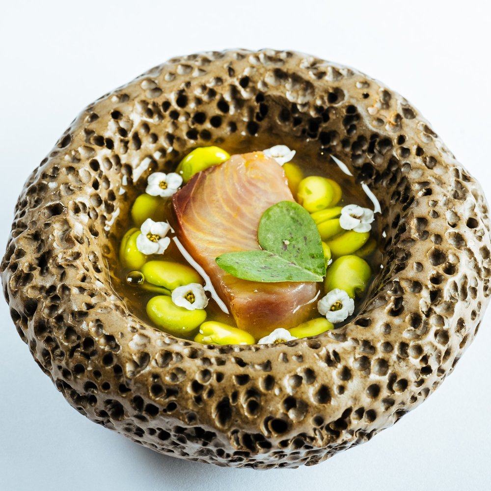 Bonito de San Pedro curado en sal de limón, dashi con caldo de sus espinas y habas repeladas del huerto © Local de Ensayo