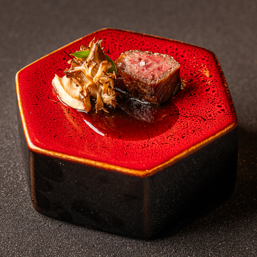 Wagyu a la brasa, con una demiglace y maitake encurtido © Peter Marconi/Sen Omakase