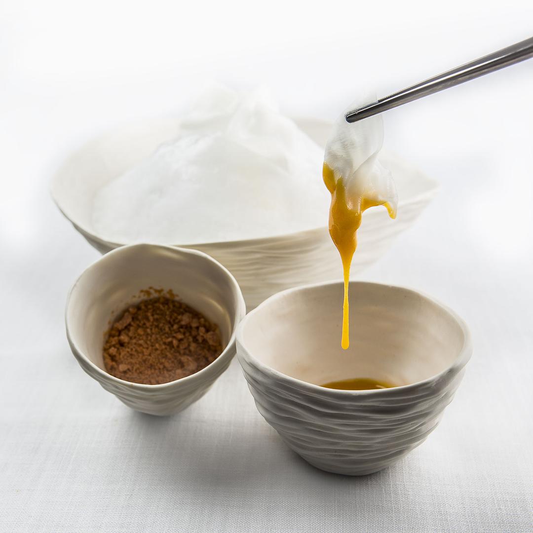 Finas láminas de choco (cortado con su kakigori japonesa), huevo y adobo gaditano © Álvaro Fernández/Alevante 