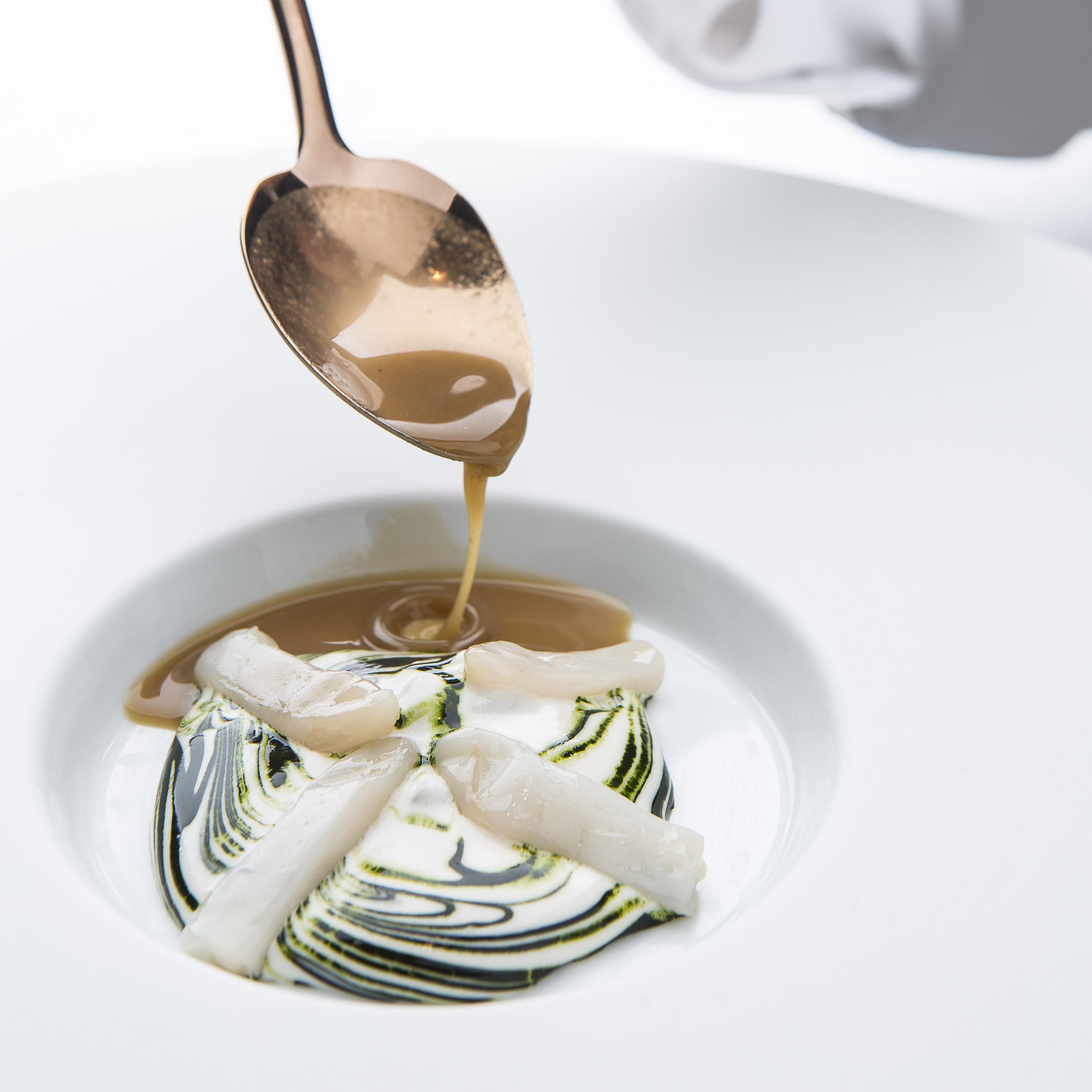 Muergos a la bilbaína (Sashimi de navaja, espuma de salsa bilbaína y plancton, guiso de sus interiores y yemas de navaja) © Álvaro Fernández/Alevante 