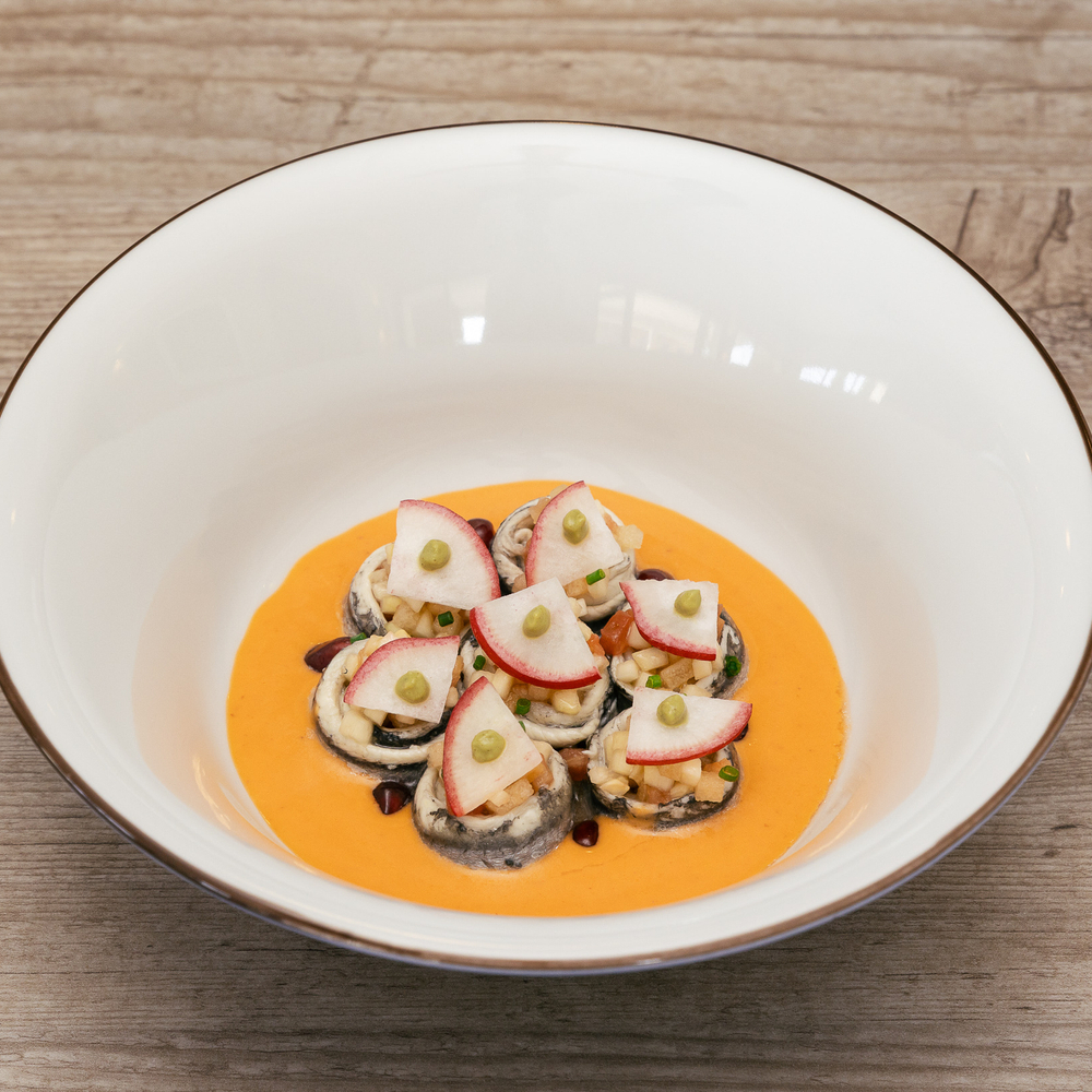 Sopa fría de fresas y verduras con sardinas marinadas, granada y rabanitos © Jordi Cassú/Empòrium/Bistrot 1965 