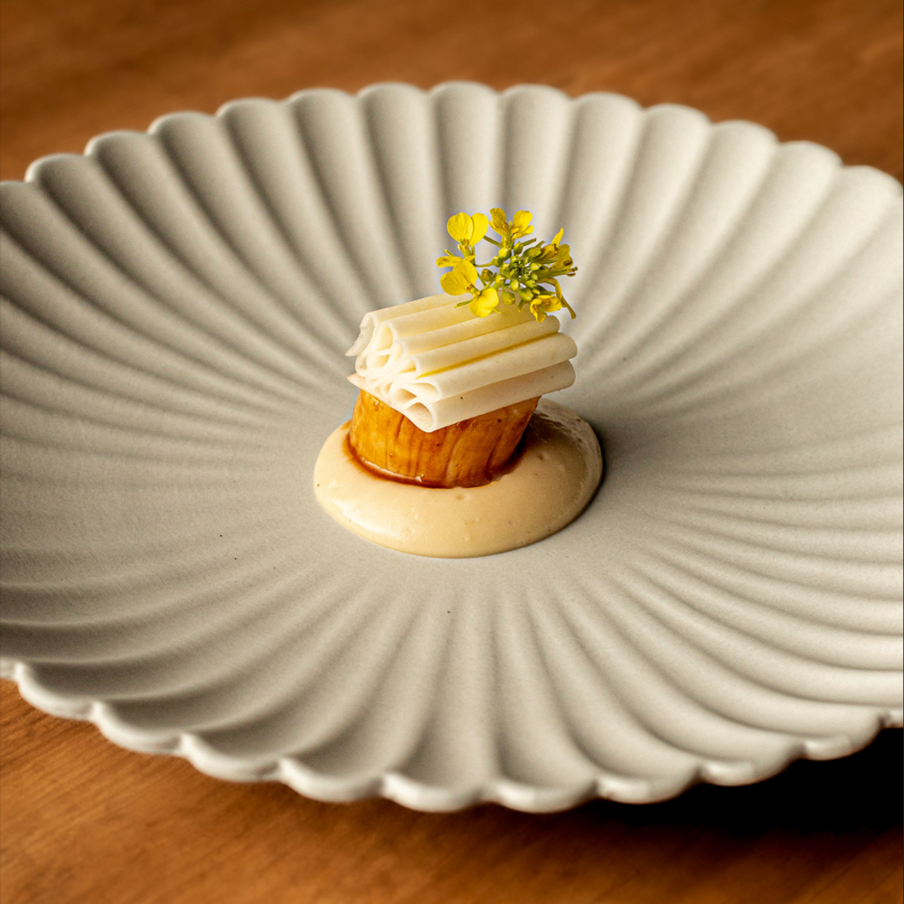 Vieira asada con infusión de vainilla, emulsión de mantequilla marrón, batata, foie gras, manzana y almendras © Blossom Patagonia 
