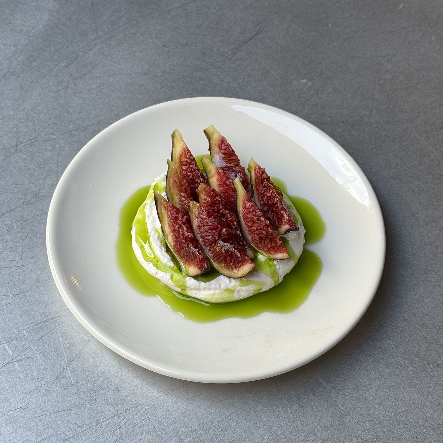 Uno de sus postres, con higos, crema chantilly y aceite de hoja de laurel © TonTon