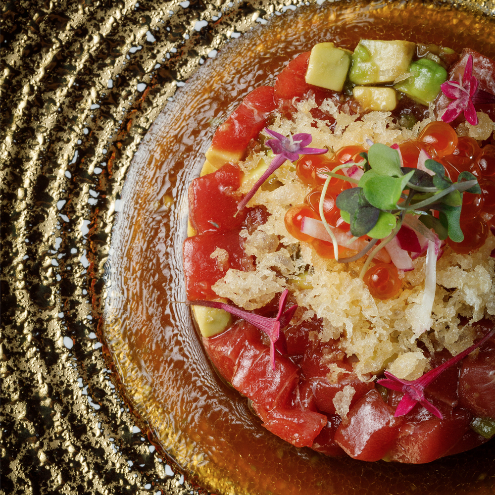 Tartar Shinkai (tartar de atún con aguacate, «tenkasu» crujiente de tempura e ikura) © Mel Comunicació/Shinkai Tastem