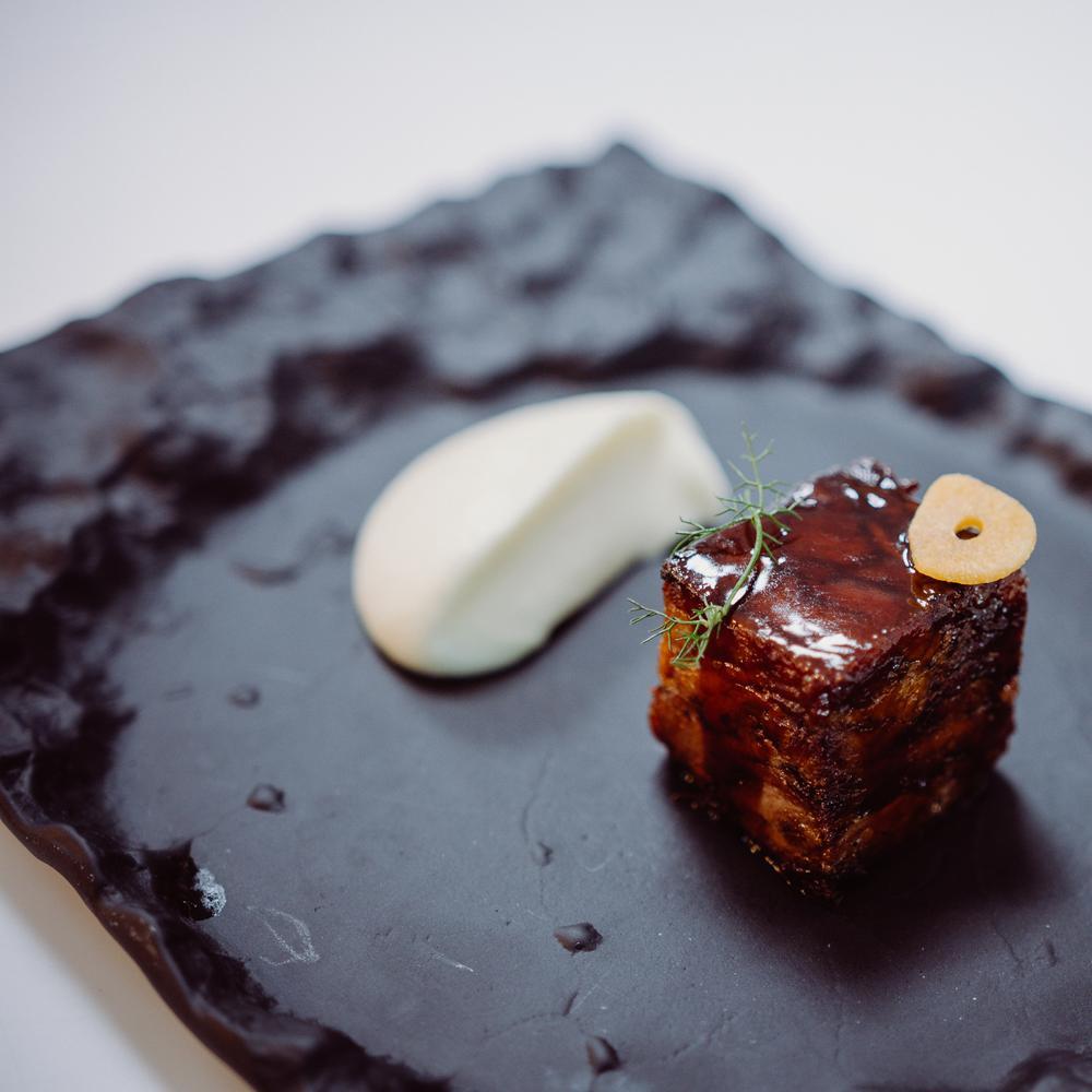 Crema de coliflor y ajo tostado con becerro estofado © Alexis Rodríguez/Muxgo