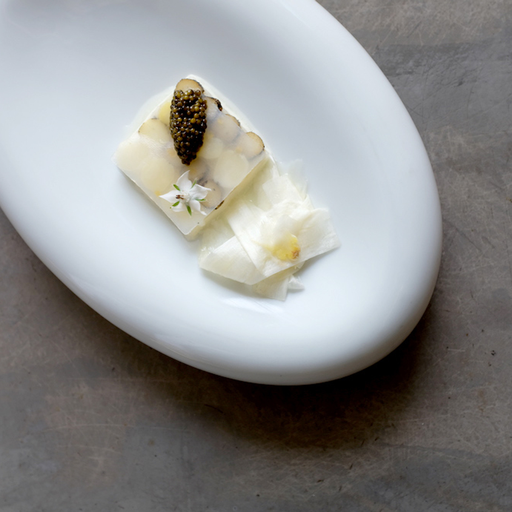 Crème d’asperge glacée, gelée fermentée, bourrache et caviar © Casa Marcial/Casa Marcial