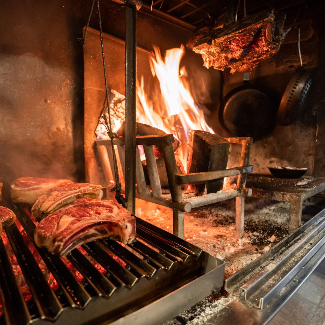 Meat cooking on the grill © Marcos Chareun/La Carniceria