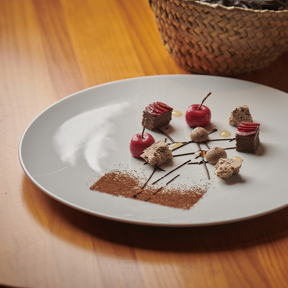 Algarrobo y cerezo: algarroba en distintas texturas (bizcocho, ganache, chantilly y merengue) y cerezas en alcohol fermentadas © Peter Marconi/Es Tragón