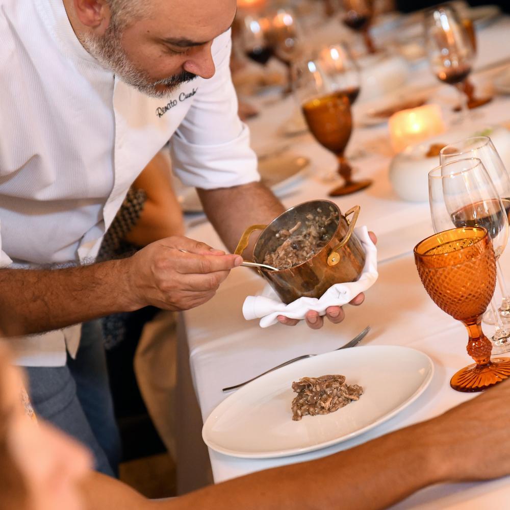 Chef Renato Cunha a servir um dos seus arrozes © Diana Correia/Ferrugem