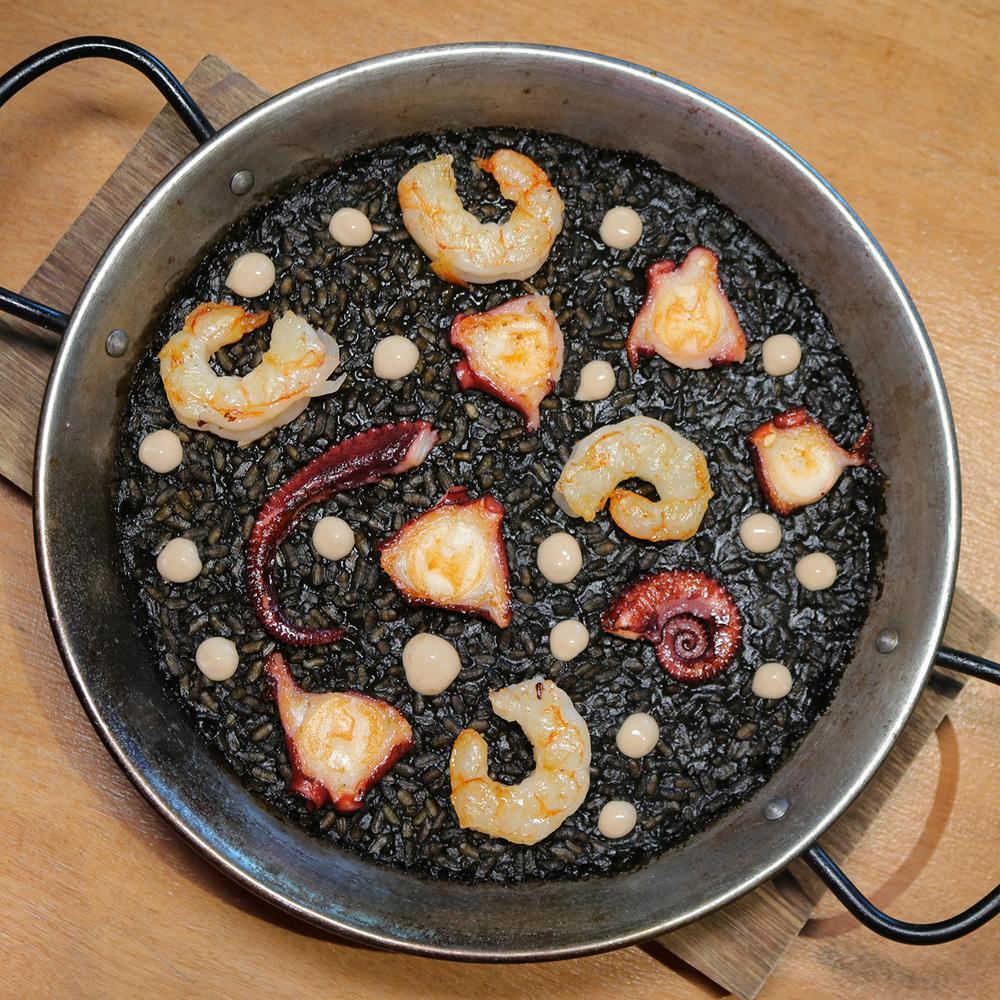 Arroz negro con pulpo y langostinos ©SomiatruitesDO/Somiatruites
