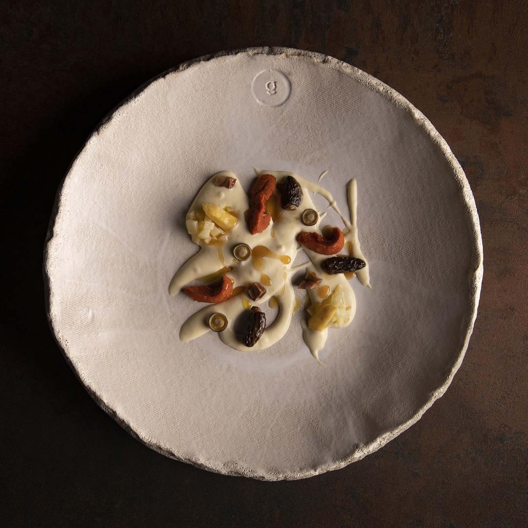 Vichyssoise de espárrago blanco de Navarra con tartar de sus yemas, sashimi de erizo y colmenillas al wok © Constantino Quero/Ugo Chan
