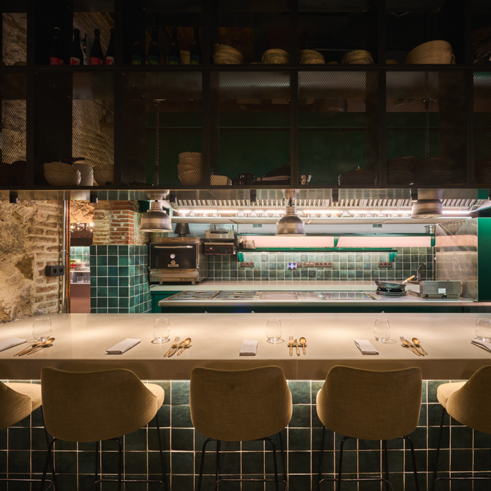 El restaurante Slow & Low apuesta por el concepto de cocina vista, por eso cuenta con dos barras desde las que disfrutar del proceso creativo de su equipo de cocineros © Miquel coll/Slow & Low