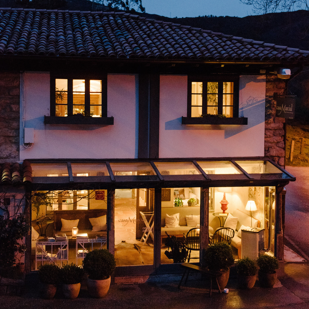 Le restaurant illuminé de nuit © Siro García/Casa Marcial