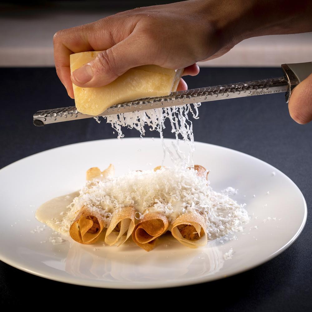 Canelons del Cigró (rellenos de pollo, con bechamel de foie gras y parmesano rallado) © La Fatxenda/El Cigró d'Or