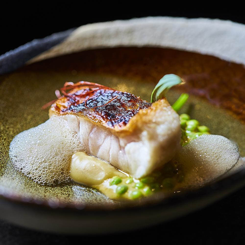 Virrey a la brasa, sabayon de palo cortado y guisantes lágrima de Smoked Room © Javier Peñas/Smoked Room