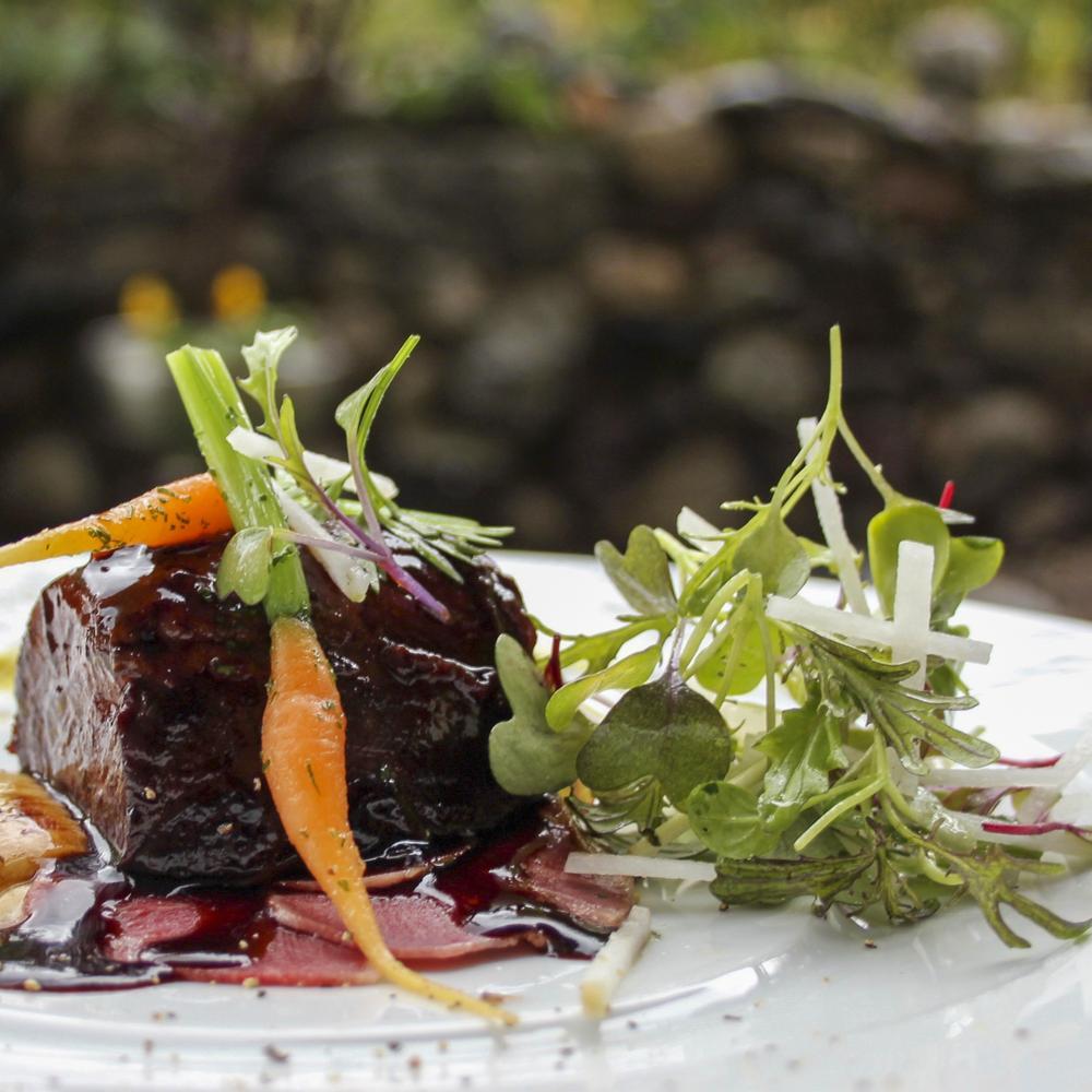 “Meloso” with a root vegetable carpaccio and parmentier. © Ainhoa/Casa Arcas