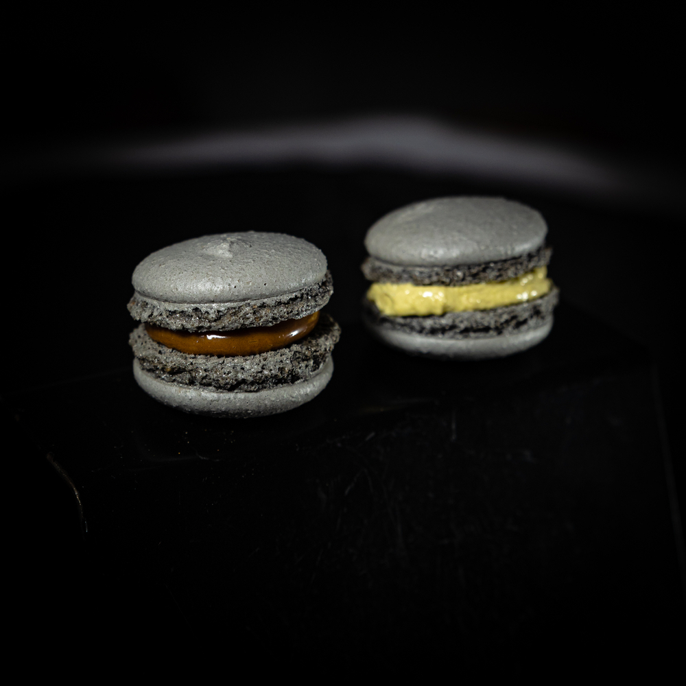 Macaron de jibia curada y su tinta © Macarron de Jibia y de alaga codium/Casona del Judío