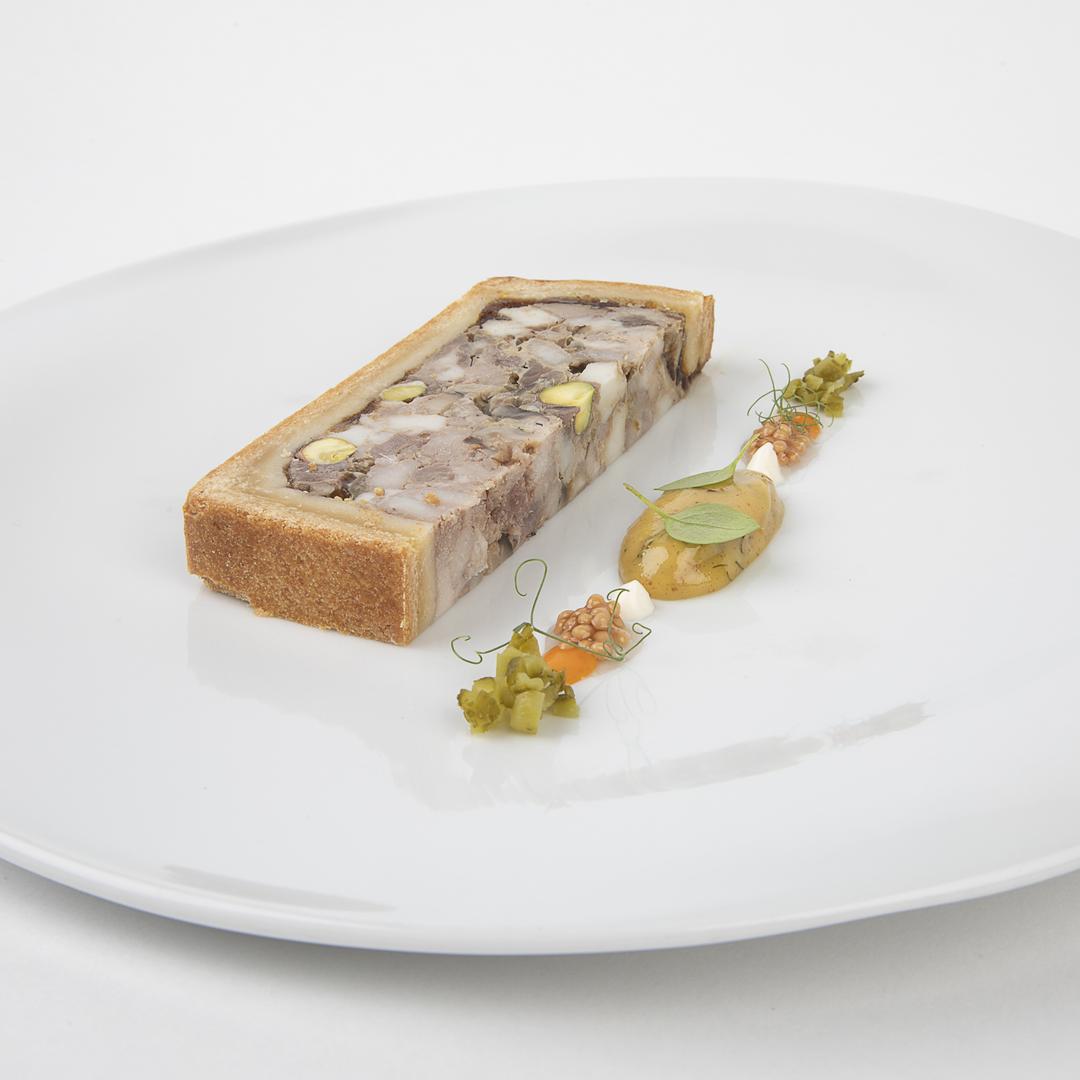 Pâté en croûte (de ciervo, cerdo ibérico, foie y pistachos) acompañado de emulsión de eneldo y encurtidos © CARAACARA/Suite 22