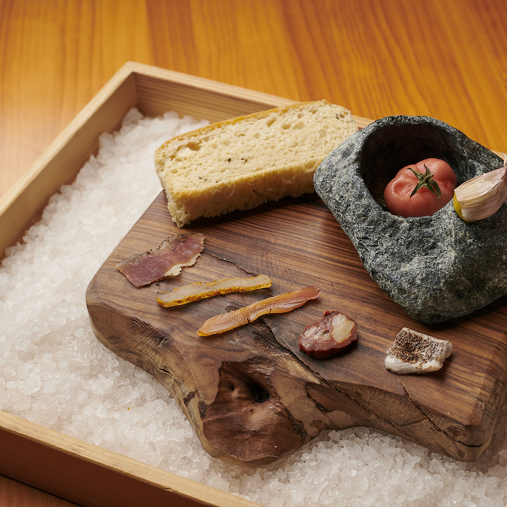 Homenaje a la tradición mediterránea: su versión del pan con tomate y alioli acompañado por una selección de salazones (paletilla de cordero lechal, sirvia en cítricos, pechuga de pichón a la sal, sobrasada de boniato y cococha mediterránea) © Peter Marconi/Es Tragón