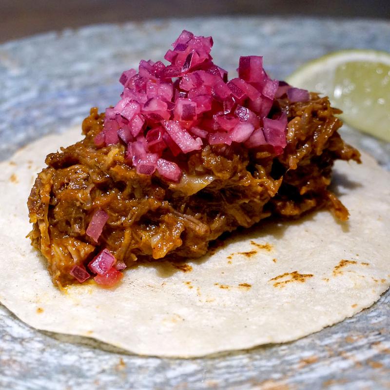 Taco de Ossobuco pibil, con tortilla de maíz casera y cebolla morada encurtida © Tres por Cuatro