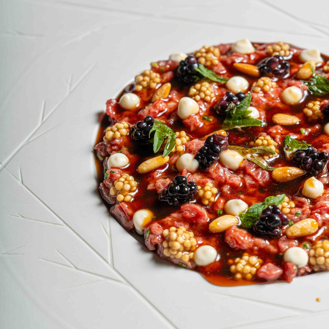 Tartare de vaca con raifort, moras, semillas de mostaza encurtidas y demiglace © Pica Pica Agency/Imprevisto