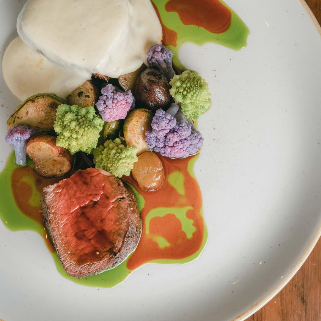 Lomo, demi glace, romanesco, coliflor morada, papas, pesto de rúcula y pimentón ahumado © Ipage/Casa Vigil