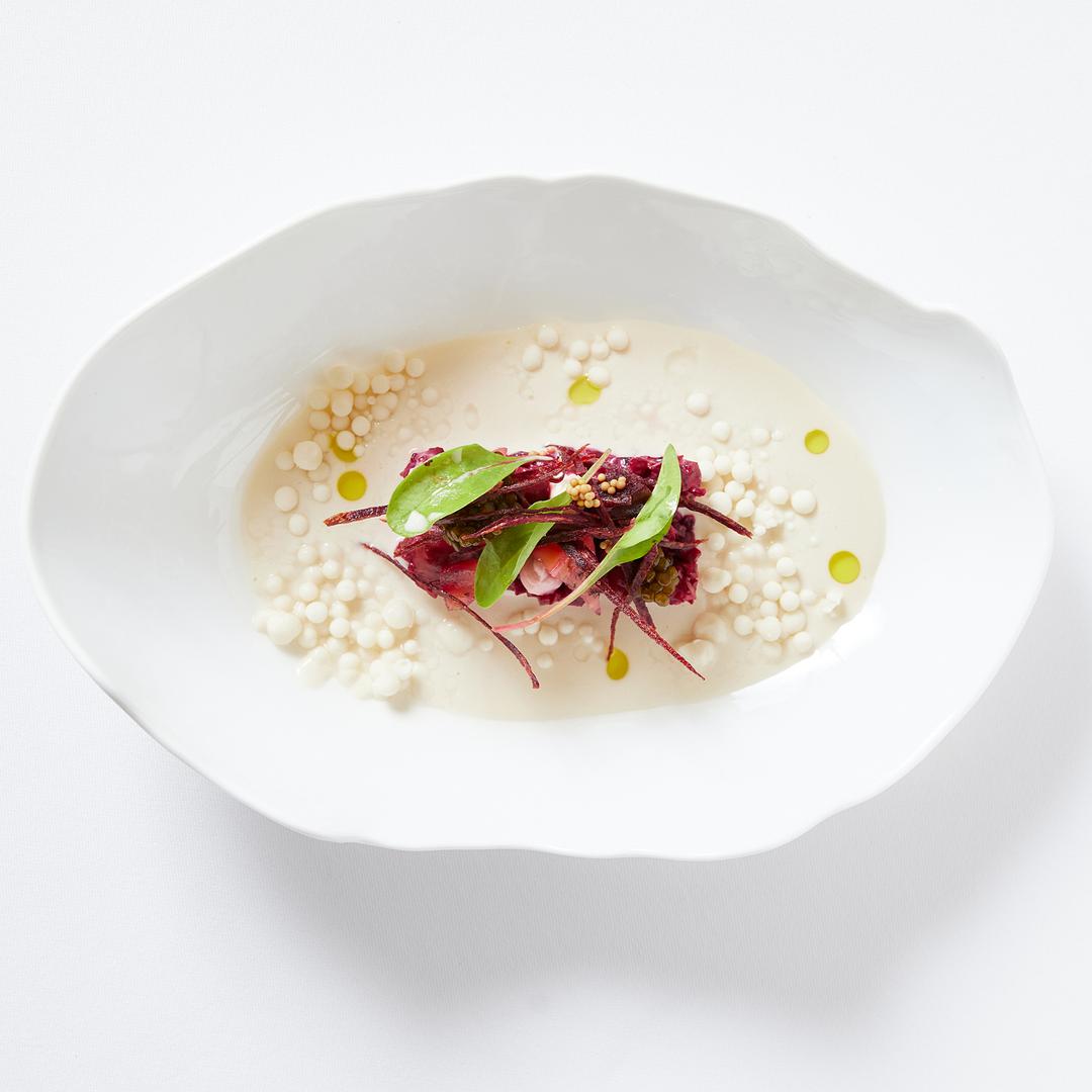 La betterave en textures, lait de pignons et caviars, servi au Belcanto © Grupo José Avillez/Belcanto