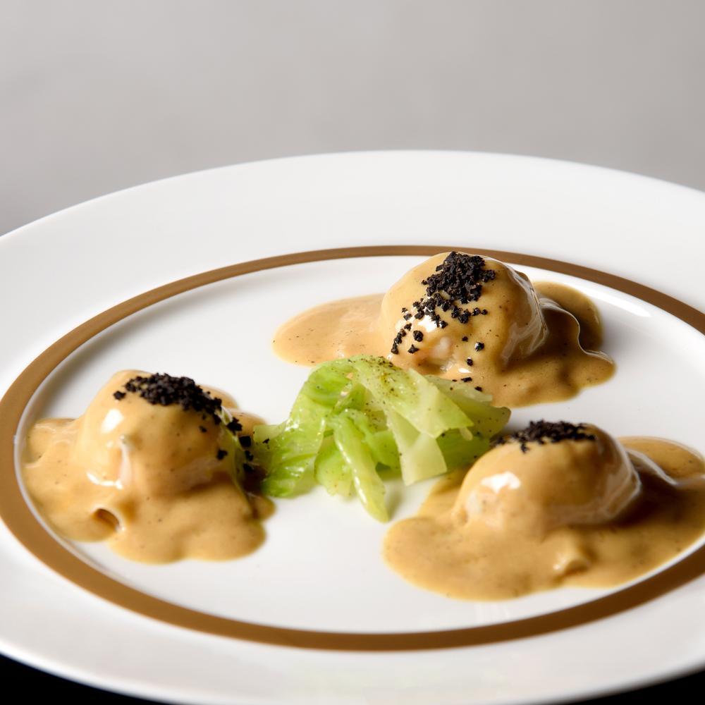 Raviolis de cigala con trufa negra, salsa de foie gras y salteado de col verde. © Robuchon Madrid/L'Atelier Robuchon