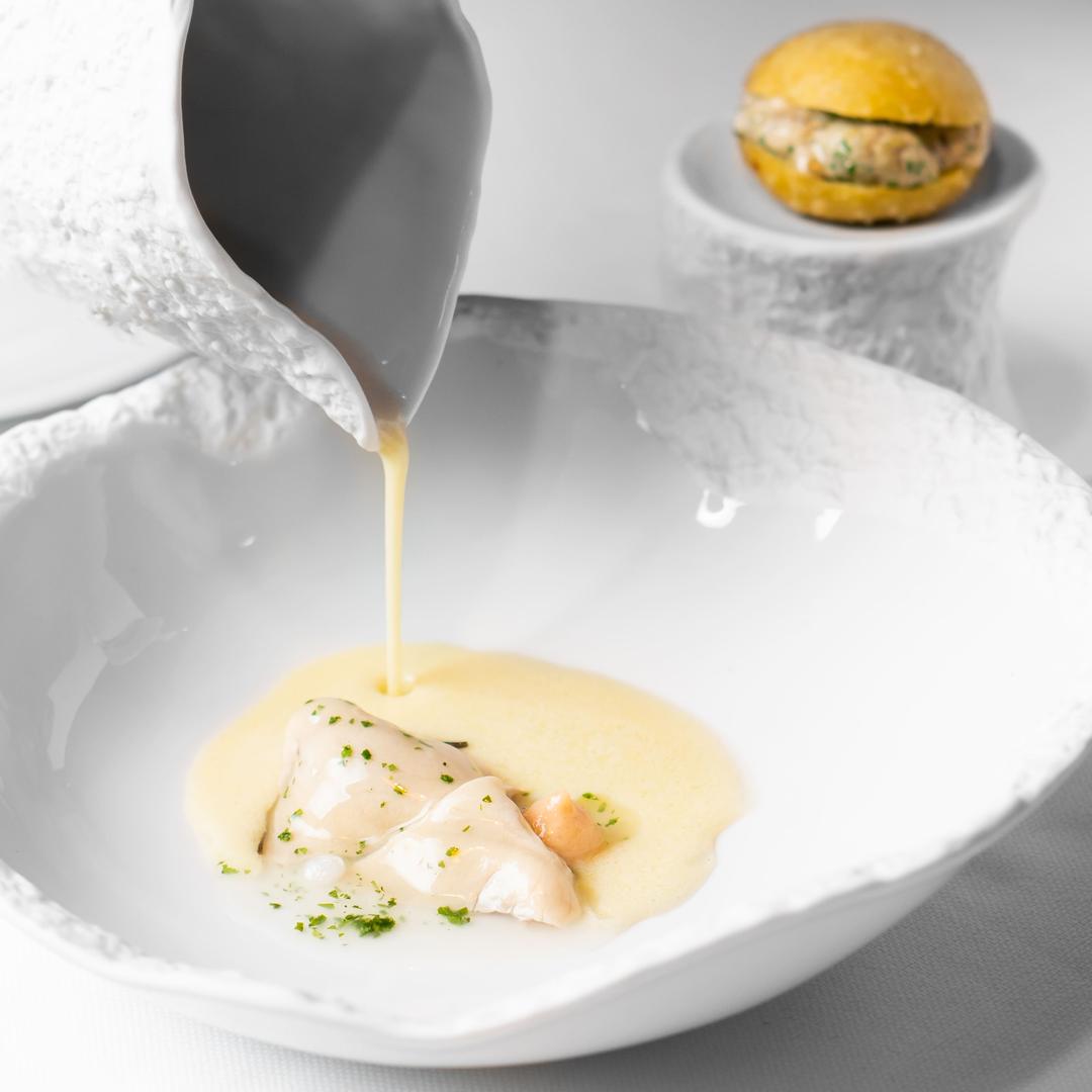 Huître, bao frit aux algues codium et son tartare ©Ariz Tabuyo/Ola Martín Berasategui