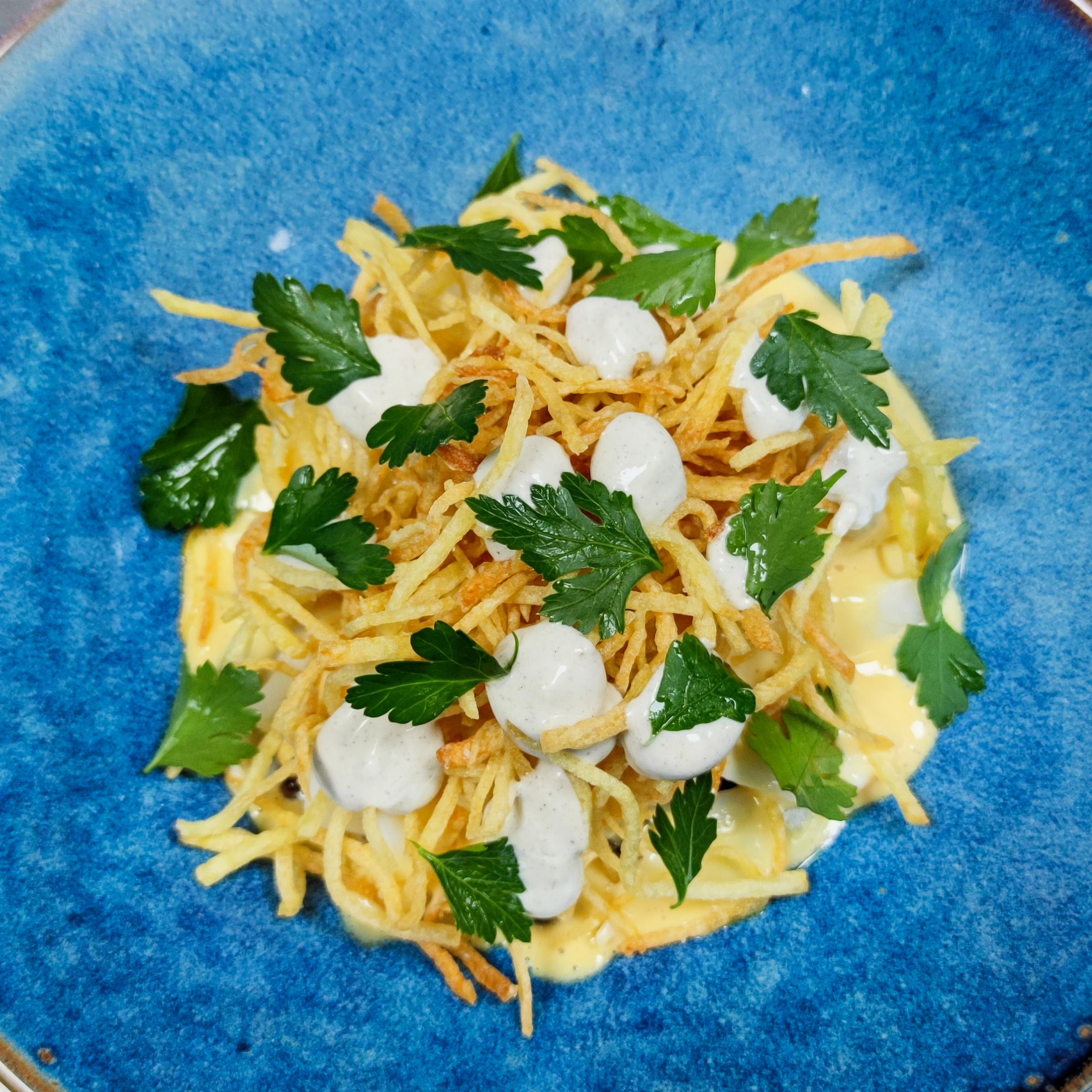 Bacalao dorado (patata paja / carbonara / polvo de perejil) © acebuche