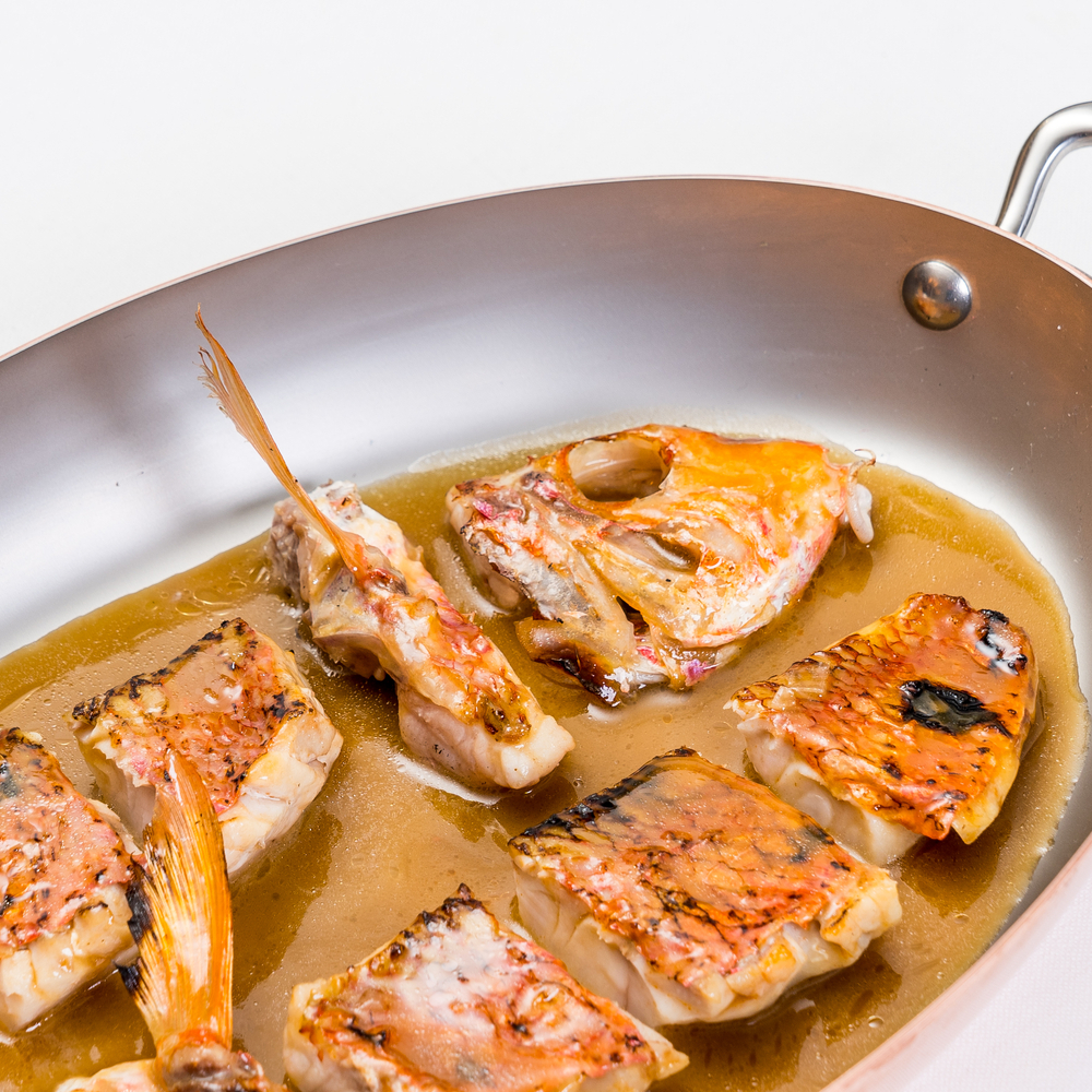 Salmonete a la brasa con una salsa de huesos y espinas, del mismo, ligeramente tostadas © Ibai