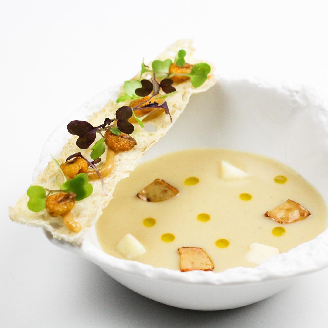 Crema de pollo, un plato de recuerdos que acompañan con maíz, foie gras y Ceretani Cheddar © Voramar/Voramar 
