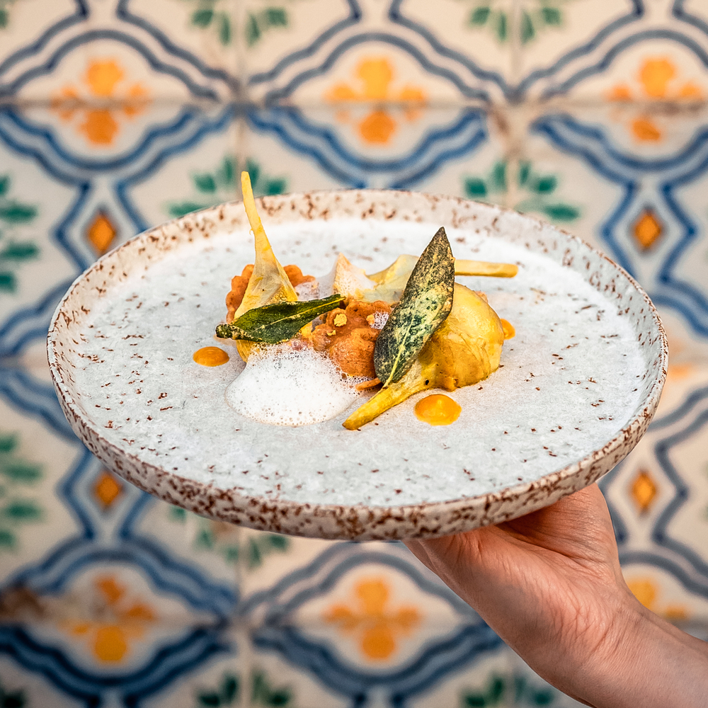 Alcachofra à barigoule, cappelleti de pão duro, fermento fresco e sálvia. Este prato nasceu de uma sugestão de Massimo Bottura durante o Top Chef França © Peter Doczi/Boubou’s