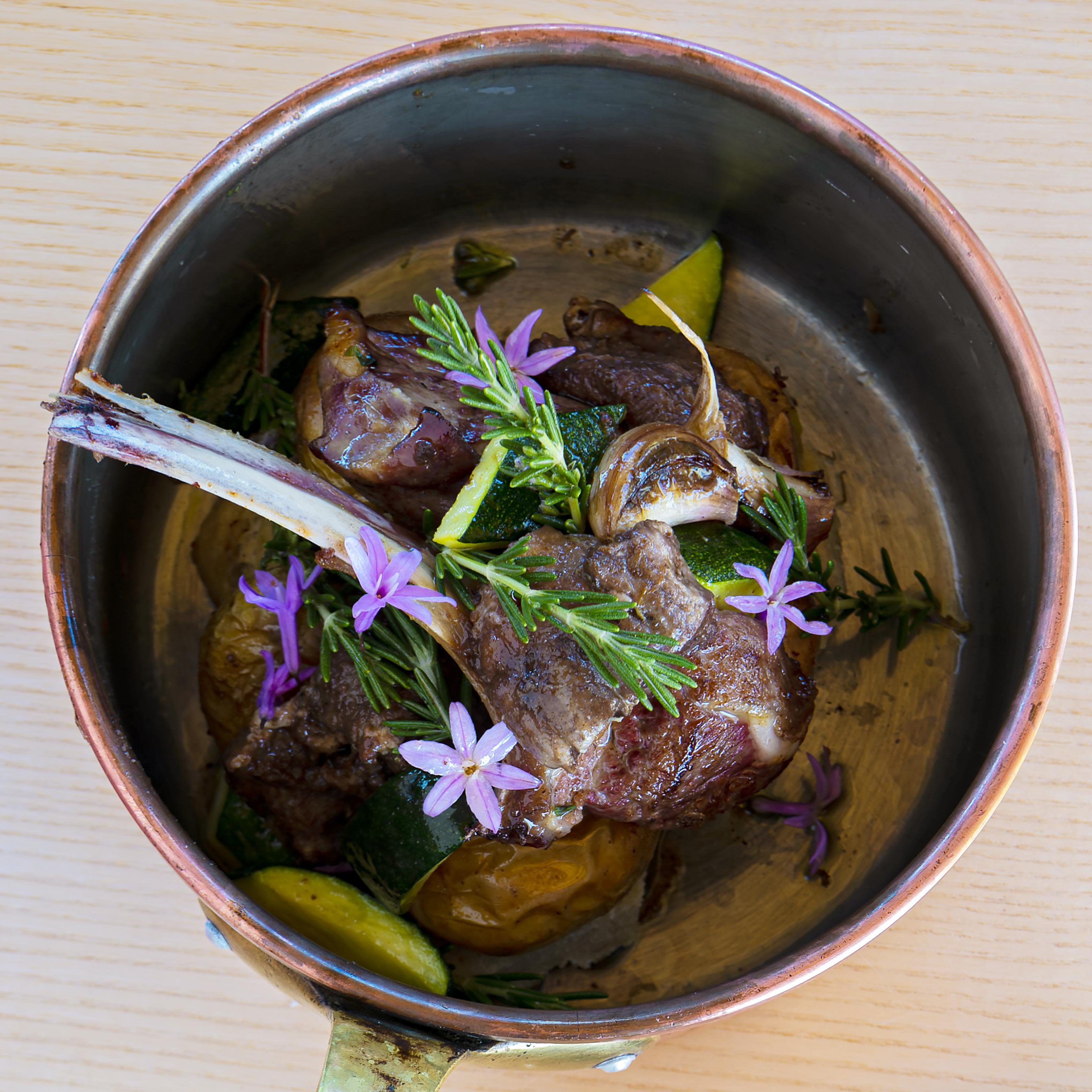 Borrego da nossa Herdade de três formas: costeletas grelhadas, perna a Baixa temperatura, ensopado em Malhadinha tinto com tarte de courgette e queijo de Albernôa © Frederic Ducout/Malhadinha Nova