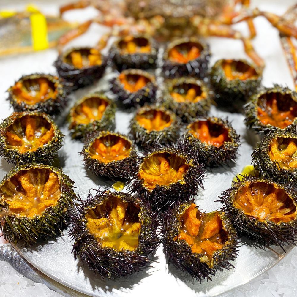 La Barra de Cañabota sirve pescados y mariscos de gran calidad, como estos erizos de mar © Empresa/La Barra de Cañabota