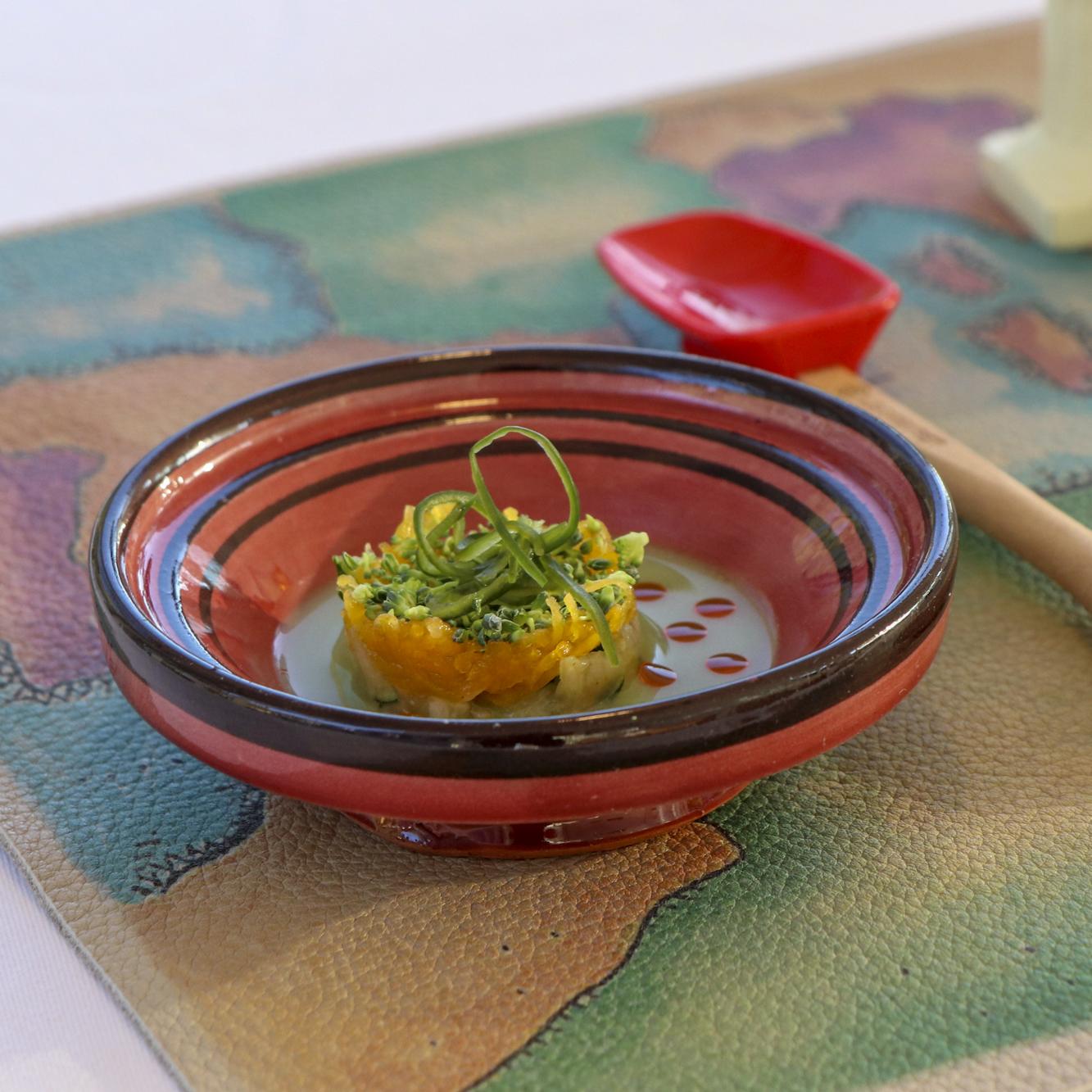 Couscous de brócoli, calabaza, calabacín y cilantro acompañado con gazpacho de pepino y aguacate, con aceite de harissa © Rico Camargo/Es Tragón