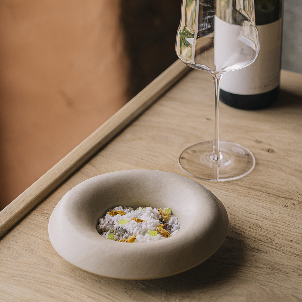 Langostinos de secano curados en grasa wagyu, con pistachos tiernos y polvo helado de cítricos © Maru Serrano/Barro