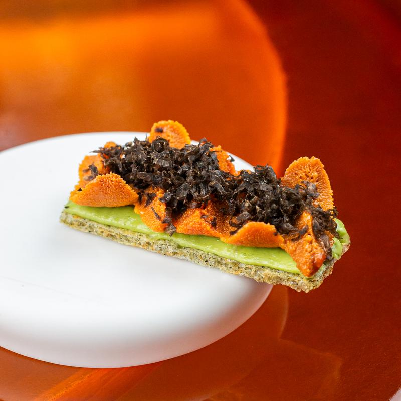 Erizo y trufa negra sobre cracker de algas del restaurante Teatro kitchen & bar © Jairon/Teatro kitchen & bar