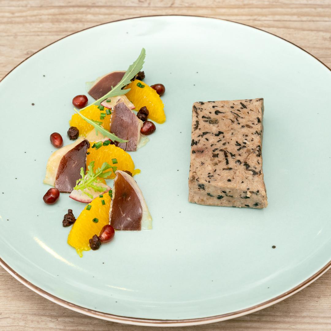Terrina de ave y trompetas de la muerte con naranja, ciruelas y aceitunas negras © Jordi Cassú / Empòrium/Bistrot 1965