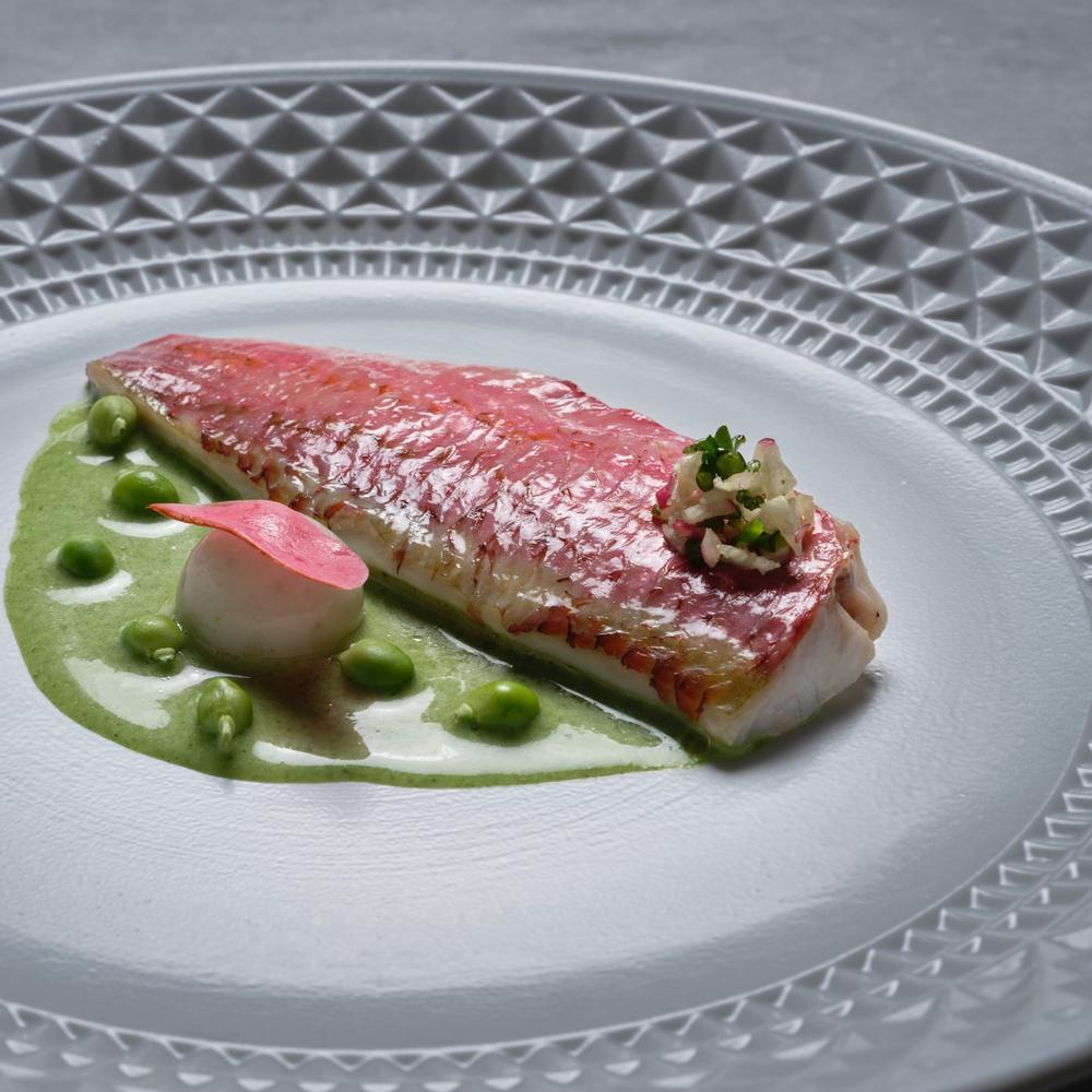 Salmonete en su salsa de algas, chícharo e hinojo © Ovidio Aldegunde/Costiña/Retiro da Costiña