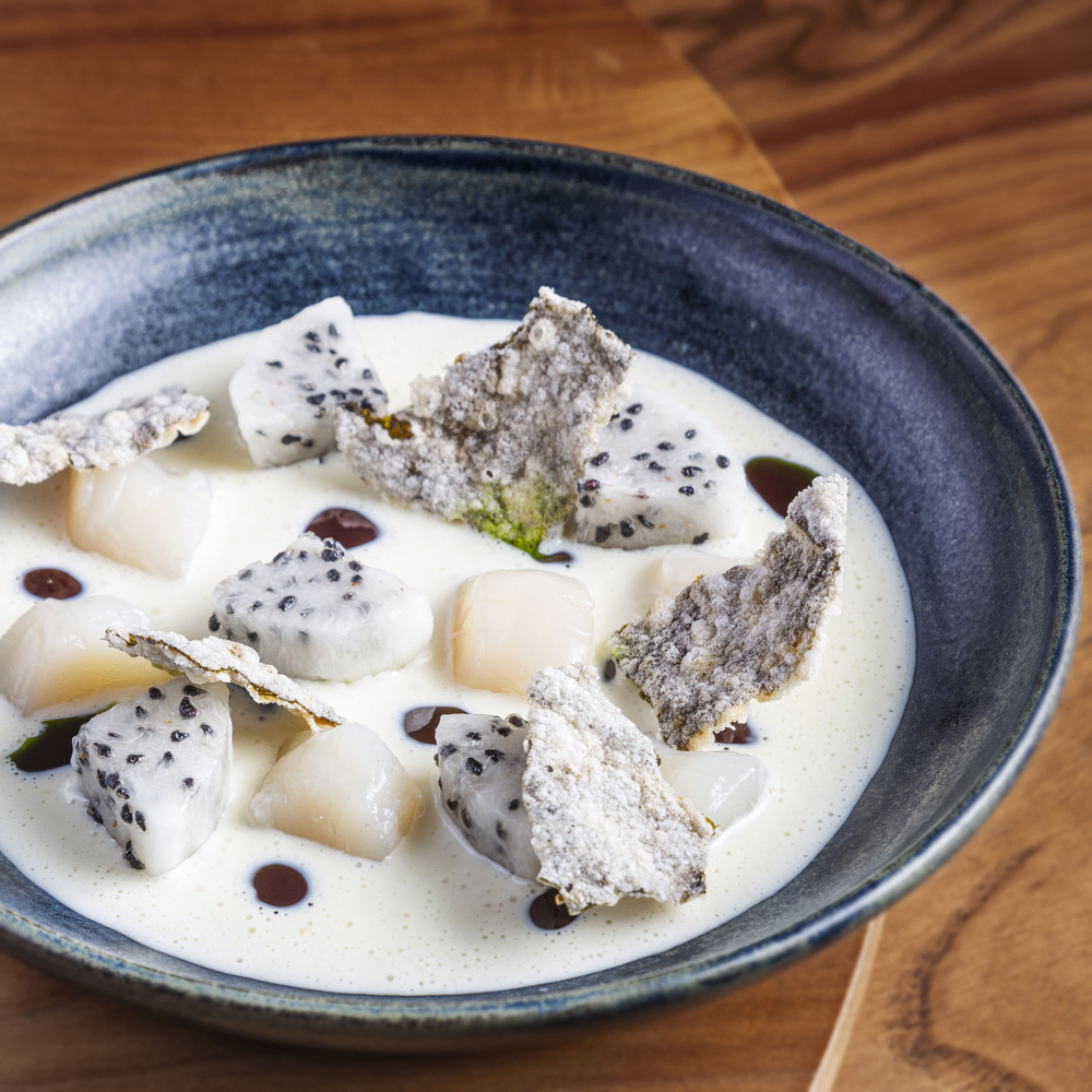 Ceviche de vieiras y pitahaya con nori crocante © Luis Morales Tineo/Llama Inn – Madrid