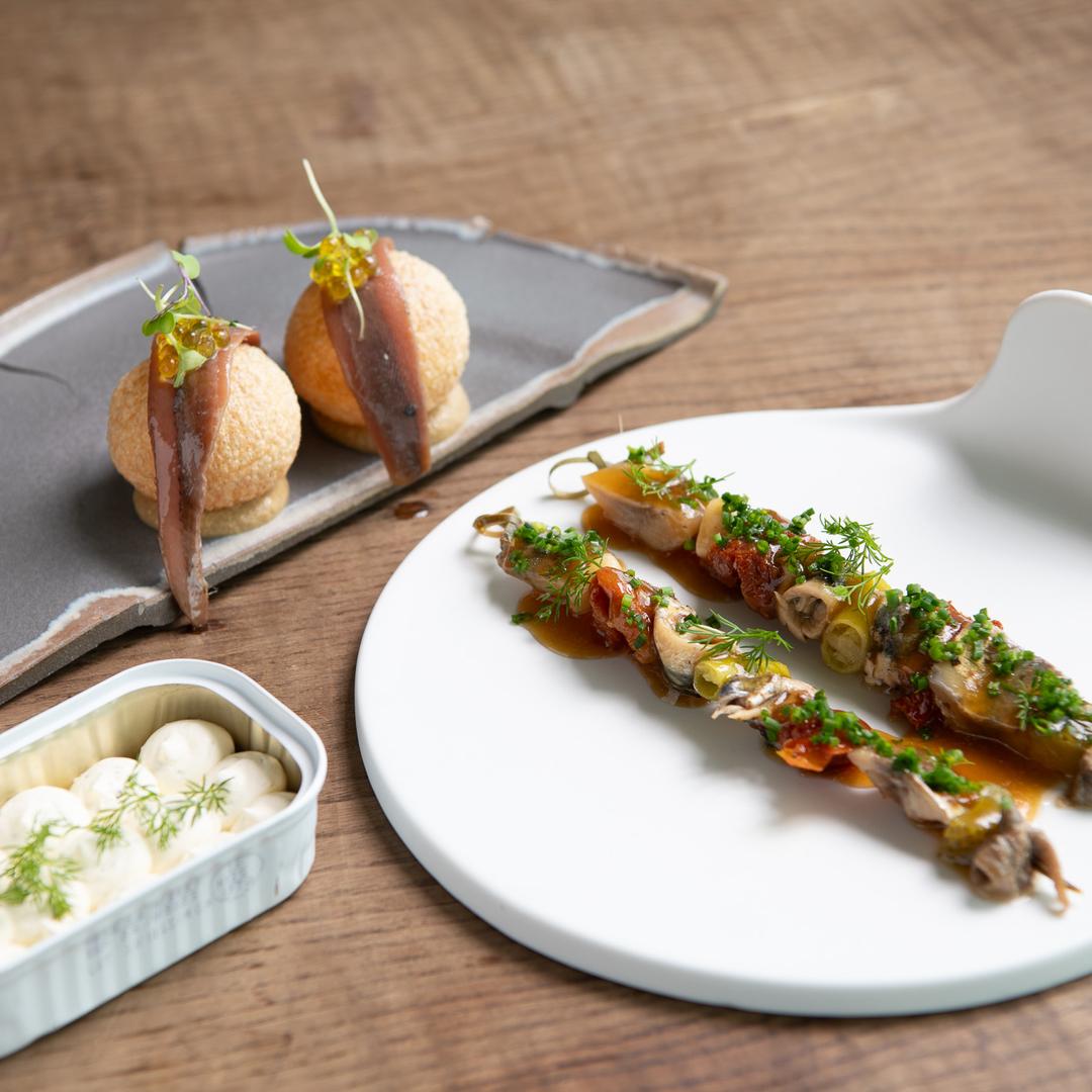Aperitivos con vistas al Atlántico (Buñuelo crujiente relleno de paté de marisco y anchoa doble cero; Gildas de boquerón, tomate seco, anchoas, sardina, ajo confitado y piparras; Mantequilla con hierbas aromáticas y cítricos...) © Xan Domínguez/Taberna 5 Mares